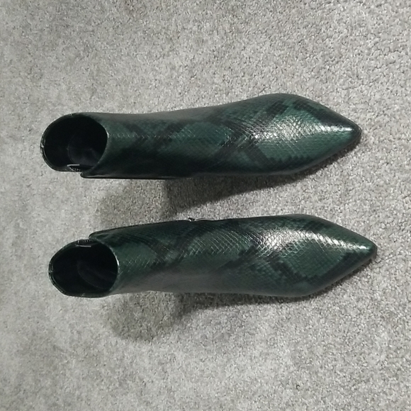 Marc Fisher Jelly Booties In Black/Green Snake 6M - Picture 3 of 10